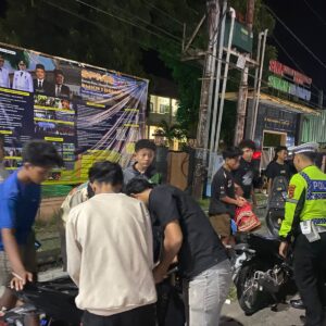 PATROLI DIALOGIS MALAM HARI, POLRES DOMPU AJAK REMAJA HINDARI PERGAULAN BEBAS DAN AKTIVITAS YANG BERPOTENSI MENGGANGGU KAMTIBMAS