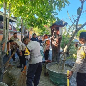 Sambut Hari Bhayangkara Ke-80, Polsek Sumbawa Gelar Bakti Religi di Pura Giri Natha