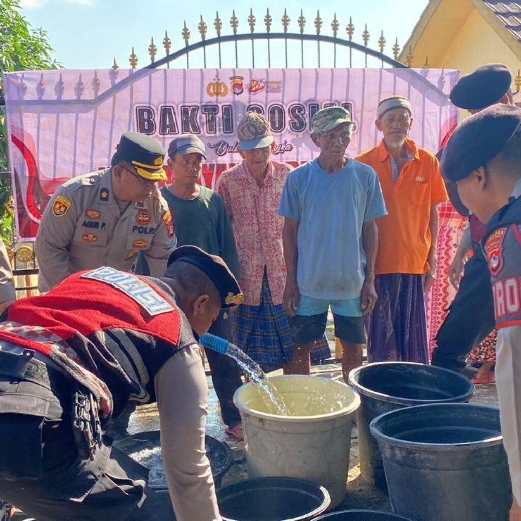 Polres Lombok Barat Distribusikan Air Bersih di Kuripan Selatan