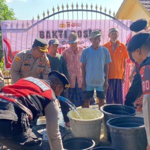 Hari Bhayangkara ke-80, Polres Lombok Barat Bagikan Air Bersih