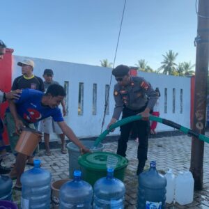 Atasi Krisis Air Bersih, Sat Samapta Polres Sumbawa Salurkan Bantuan Air ke Wilayah Terdampak