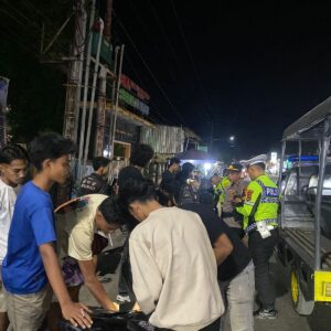 PATROLI DIALOGIS MALAM HARI, POLRES DOMPU AJAK REMAJA HINDARI PERGAULAN BEBAS DAN AKTIVITAS YANG BERPOTENSI MENGGANGGU KAMTIBMAS