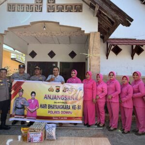 POLRES DOMPU GELAR ANJANGSANA DAN SALURKAN BANTUAN SOSIAL KEPADA PURNAWIRAWAN POLRI DAN WARAKAWURI DALAM RANGKA HARI BHAYANGKARA KE-80