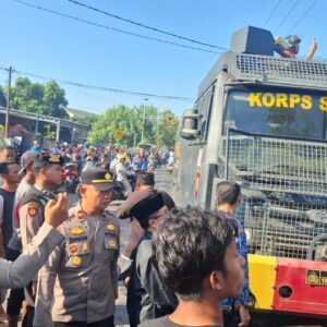 RESPON CEPAT POLSEK DOMPU DAN TIM GABUNGAN BERHASIL PADAMKAN KEBAKARAN RUMAH WARGA DI KELURAHAN BALI I