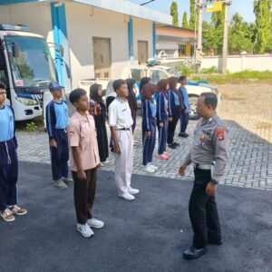 Satlantas Polres Lombok Barat Bina Saka Bhayangkara SMAN 1 Lembar