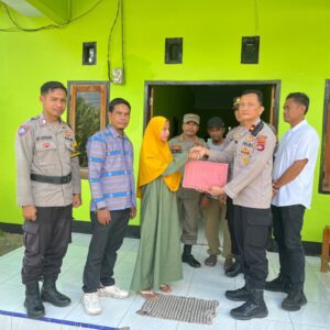 POLRES DOMPU SALURKAN BANTUAN SOSIAL KEPADA KELUARGA KORBAN PENGANIAYAAN, WUJUD KEPEDULIAN DAN EMPATI ANGGOTA POLRI