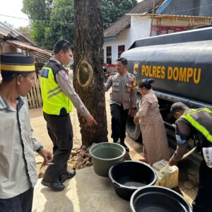 Wujud Kepedulian Polri, Satlantas Polres Dompu Salurkan Air Bersih kepada Warga Pajo