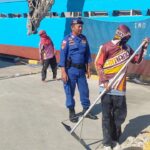 Polisi Penolong Hadir di Pesisir, Sat Polairud Polres Dompu Bantu Warga dan Amankan Aktivitas Pelabuhan