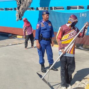 Polisi Penolong Hadir di Pesisir, Sat Polairud Polres Dompu Bantu Warga dan Amankan Aktivitas Pelabuhan