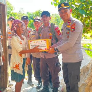 Hari Bhayangkara Ke-80, Polsek Madapangga Bersama Bhayangkari Berbagi Kebahagiaan Bagi Masyarakat Kurang Mampu
