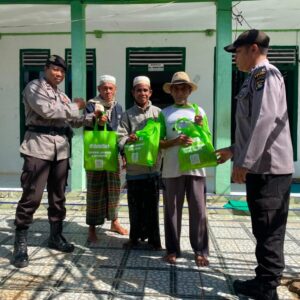 Wujud Rasa Syukur di Hari Bhayangkara Ke-80, Polsek Parado Salurkan Bantuan Sambangi Lansia dan Warga Kurang Mampu dan Bakti Religi.
