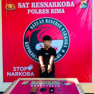 Melawan dan Hendak Kabur Saat Ditangkap Terduga Pelaku Pengedar Narkoba Jenis Shabu 9,90 gram ini Dicokok Satresnarkoba Polres Bima Kabupaten
