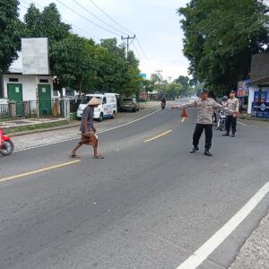 Polsek Gangga Jaga Rawan Pagi di Simpang 3 Puskesmas, Arus Gangga-Bayan Lancar