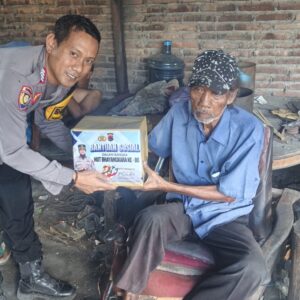 Polsek Sumbawa Tebar Kebaikan Melalui Bakti Sosial Jelang Hari Bhayangkara Ke-80