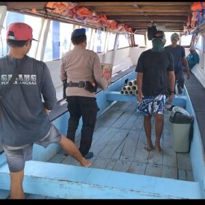 Polisi Penolong Sat Polairud Polres Lombok Utara Bantu Angkut Barang di Pelabuhan Bangsal