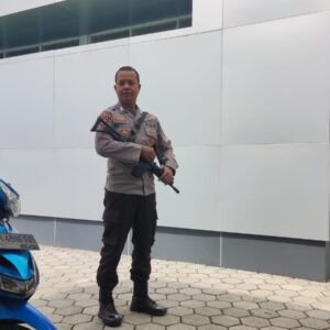 Anggota Jaga Polsek Pemenang Amankan Bank NTB Syariah, Situasi Aman Terkendali