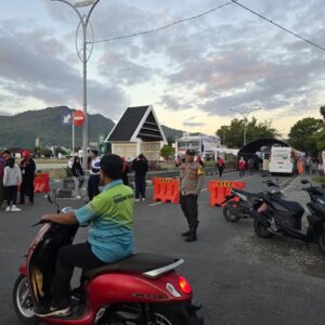 Polisi Amankan Bhakti Sosial HWM Center di Alun-Alun Taliwang, Kegiatan Berlangsung Aman dan Lancar