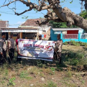 Menjelang Hari Bhayangkara ke-80, Polseksubsektor Palibelo Gelar Baksos Bersihkan Area TPU di Desa Belo