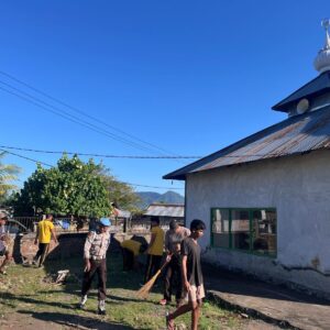 Bhakti Religi, Hari Bhayangkara ke-80 Polsek Tambora Bersihkan Mushola Al- Ikhlas di Desa Labuhan Kananga