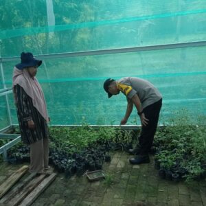 BHABINKAMTIBMAS POLSEK DOMPU DORONG WARGA KEMBANGKAN PEKARANGAN PANGAN LESTARI UNTUK PERKUAT KETAHANAN PANGAN DAN GIZI