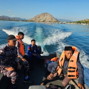 Ditpolairud Polda NTB Bersama Tim Gabungan Sisir Perairan Pulau Paserang Cari Penumpang KMP Belida Yang Melompat ke Laut