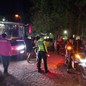 BLUE LIGHT PATROL DAN STRONG POINT MALAM, SATLANTAS POLRES DOMPU HADIR JAGA KEAMANAN DAN KETERTIBAN LALU LINTAS
