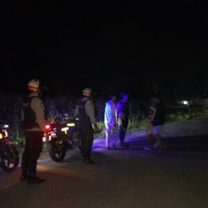 Antisipasi Kejahatan Malam, Polres Lombok Barat Sampaikan Imbauan Humanis di Kerumunan Remaja