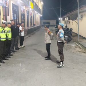 PROPAM POLRES DOMPU LAKUKAN PENGECEKAN PERSONEL PIKET DAN TAHANAN, PASTIKAN PELAKSANAAN TUGAS SESUAI SOP