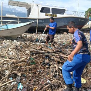 “Polisi Peduli” Satpolairud Polres Bima Kabupaten Bersihkan Tumpukan Sampah di Dermaga Tradisional Bajo