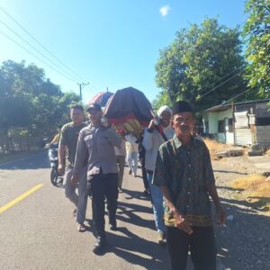 Bhabinkamtibmas Desa Luk Hadir Berikan Pengawalan dan Bantuan dalam Program Polri Peduli Kedukaan