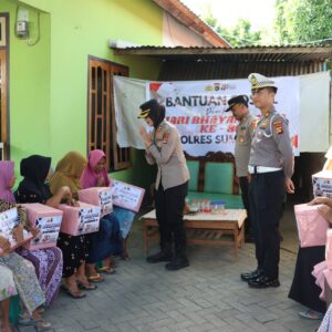 Sambangi Warga Karang Gudang, Kapolres Sumbawa Salurkan Bantuan Sosial Jelang Hari Bhayangkara Ke-80