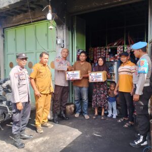 Polsek Lape Berikan Bantuan Sosial bagi Korban Kebakaran di Desa Labuhan Kuris