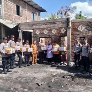 Wujud Empati, Polsek Lape Salurkan Bantuan Sosial untuk Korban Kebakaran di Desa Lab. Kuris