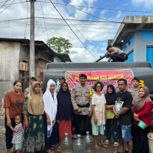 Respon Cepat Kebutuhan Warga, Sat Brimob Polda NTB Salurkan Bantuan Air Bersih di Kota Bima