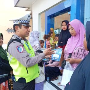 Edukasi dan Pendekatan Humanis, Melalui “Program Satlantas Menyapa” Satlantas Polres Bima Kabupaten Imbau Warga Tertib Berlalulintas