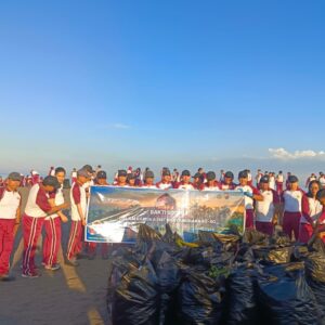 Sambut Hari Bhayangkara ke-80, Kapolda NTB Pimpin Aksi Bersih Pantai di Ampenan