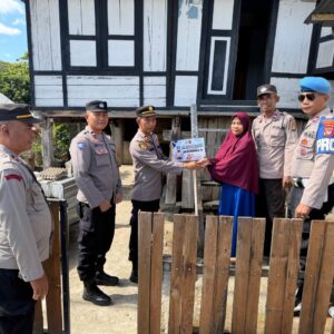 Polsek Ropang Salurkan 50 Paket Sembako bagi Warga Terdampak Musibah dan Masyarakat Kurang Mampu
