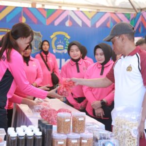 Waka Polda NTB Disambut Ketua Bhayangkari Cabang Bima Saat Tinjau Stand Bazaar Polres Bima dan Pasar Rakyat Serta Bakti Sosial Polres Bima Kabupaten di Mapolda NTB