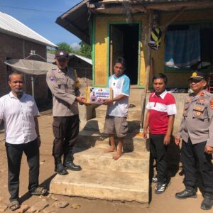 Sambut Hari Bhayangkara Ke-80, Polsek Rhee Salurkan Bantuan Sosial bagi Warga Membutuhkan