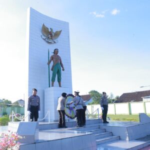 Sambut Hari Bhayangkara ke-80, Kapolda NTB Pimpin Ziarah dan Tabur Bunga di TMP Majeluk