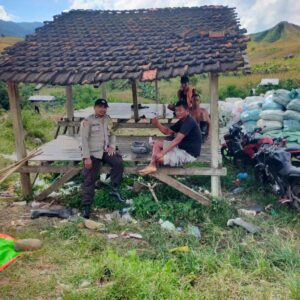 BHABINKAMTIBMAS DESA JALA PANTAU PENJEMURAN HASIL PANEN JAGUNG, DORONG PETANI DUKUNG KETAHANAN PANGAN