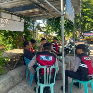 Patroli Dialogis, Unit Turjawali Satsamapta Polres Bima Kabupaten Gotong Royong Bersihkan Tumpukan Sampah di Pertigaan Bandara SMS Bima