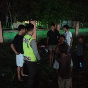 Patroli Dialogis Malam Hari, Polsek Brang Rea Ajak Pemuda Jauhi Narkoba dan Jaga Kamtibmas