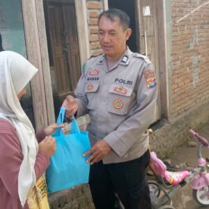 Polsek Lembar Salurkan Bantuan Nutrisi Mantap di Labuan Tereng