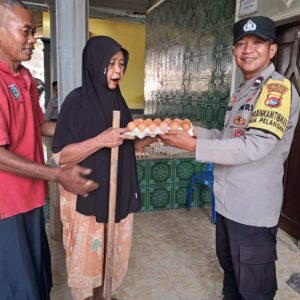 Polsek Sekotong Salurkan Paket Nutrisi Mantap untuk Lansia di Lombok Barat
