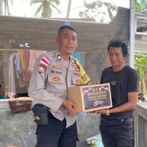 Jelang Hari Bhayangkara ke-80, Polres Lombok Barat Berbagi Sembako di Sekotong