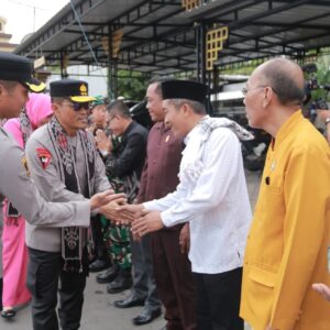 Kapolda NTB Salurkan Bansos dan Tanam Pohon Saat Kunker ke Polres Lombok Utara