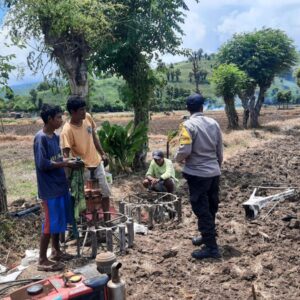 Bhabinkamtibmas Polsek Kilo Dampingi Warga Persiapkan Lahan Tanam Bawang Merah untuk Perkuat Ketahanan Pangan