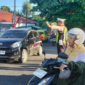 SATLANTAS POLRES DOMPU GELAR STRONG POINT PAGI, WUJUDKAN KAMSELTIBCAR LANTAS DAN BERIKAN PELAYANAN PRIMA KEPADA MASYARAKAT