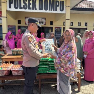 POLSEK DOMPU SALURKAN BANTUAN SOSIAL DALAM RANGKA HARI BHAYANGKARA KE-80, WUJUD KEPEDULIAN POLRI KEPADA MASYARAKAT